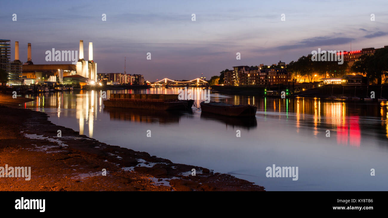 Il fiume il Tamigi a Nine Elms nella zona ovest di Londra, con attrazioni fra cui il Battersea Power Station e Chelsea Bridge. Foto Stock