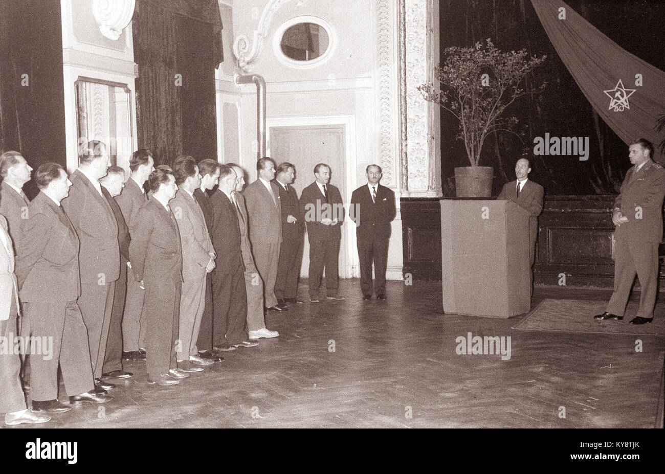 Fotografia degli ufficiali di riserva che ricevono decorazioni nell'edificio dell'Esercito Popolare jugoslavo nel 1962, che mostra il personale militare e la cerimonia. Foto Stock