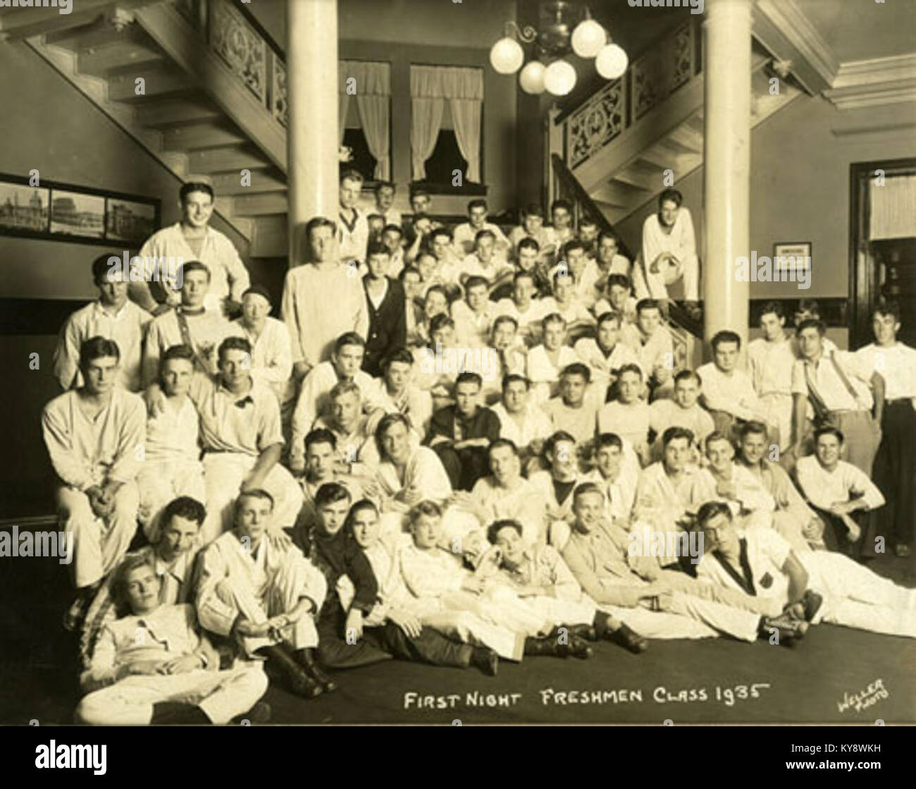 La fotografia cattura l'evento W&J First Night nel 1935, mostrando artisti, scenografie e pubblico in questa occasione teatrale. Foto Stock