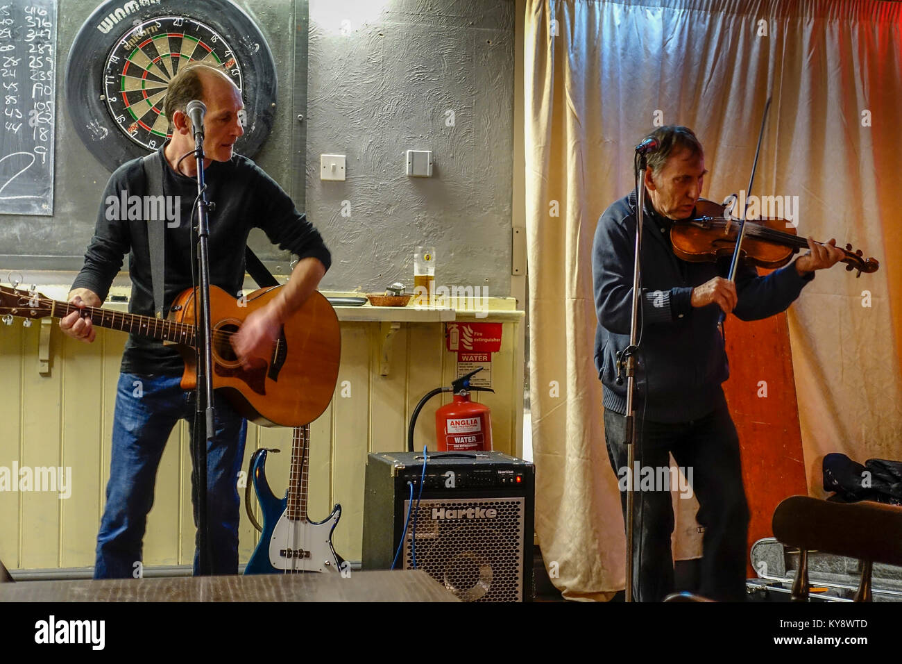 Ancora in Brew Pub Band/Folk Duo - L'Aquila, Braintree, Essex Foto Stock