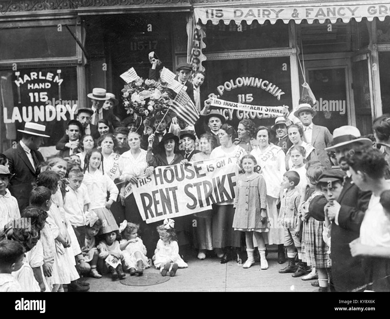 Rapporto di giornale del 1919 che descrive gli scioperi degli affitti a New York City, documentando le proteste degli affittuari contro gli alti affitti e le cattive condizioni abitative durante il periodo post-bellico. Foto Stock