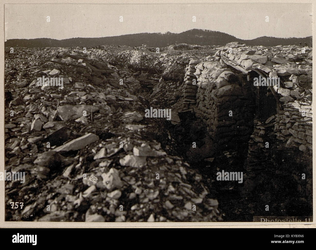 Vista del Monte Katze, una base militare italiana, con il Monte Dowle visibile sullo sfondo, che illustra il posizionamento militare strategico. Foto Stock