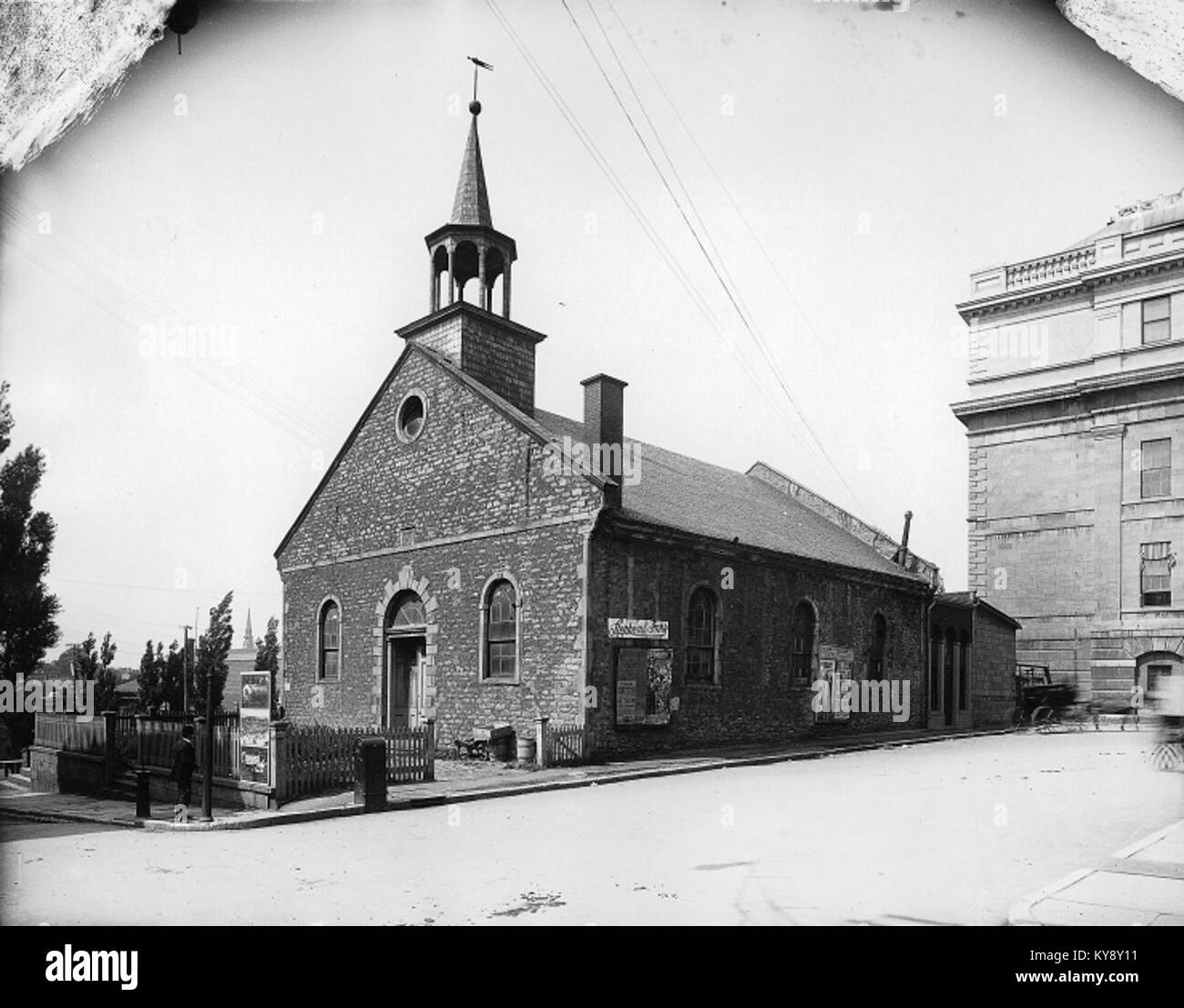 Questa fotografia del 1892 mostra la Old St. Gabriel Street Church di Montreal, Quebec, catturandone la facciata, i dettagli architettonici e l'ambiente stradale circostante. Foto Stock