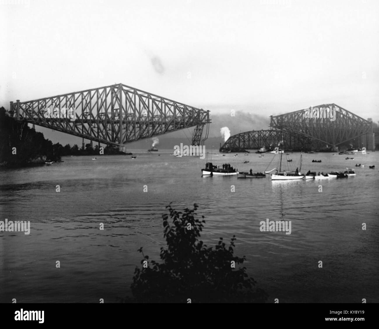 Fotografia che raffigura la costruzione della campata centrale del ponte di Quebec nel 1916, illustrando le tecniche ingegneristiche e lo sviluppo delle infrastrutture a Quebec City, Canada. Foto Stock