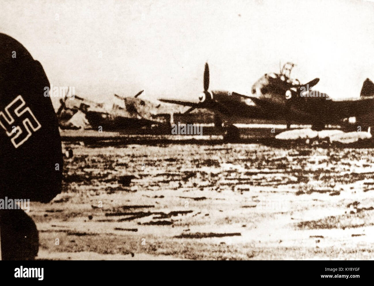 Fotografia di aerei militari tedeschi all'aeroporto di Poznań, in Polonia, nel 1945, che illustra le fasi finali della seconda guerra mondiale e le operazioni di aviazione Foto Stock