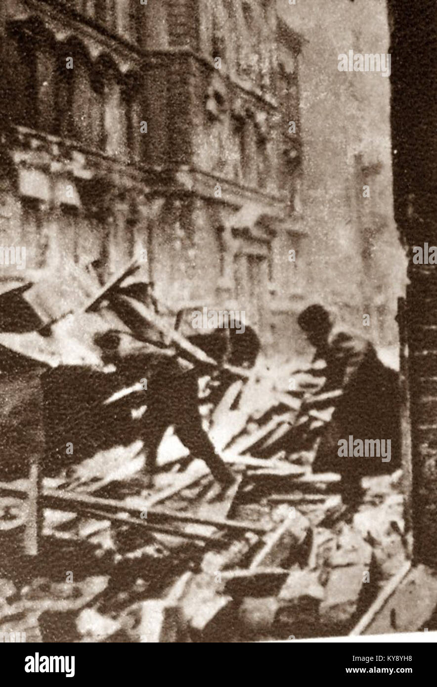 Fotografia di un deposito di munizioni a Poznań, Polonia, scattata nel 1945, che mostra edifici di deposito e forniture militari, e gli effetti della seconda guerra mondiale sulle infrastrutture urbane e di trasporto. Foto Stock