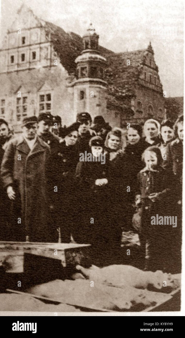 Una fotografia o un'immagine storica di Poznań, Polonia, che documenta le ultime vittime del nazismo nel 1945. Questo segna le fasi finali della seconda guerra mondiale nella regione. Foto Stock