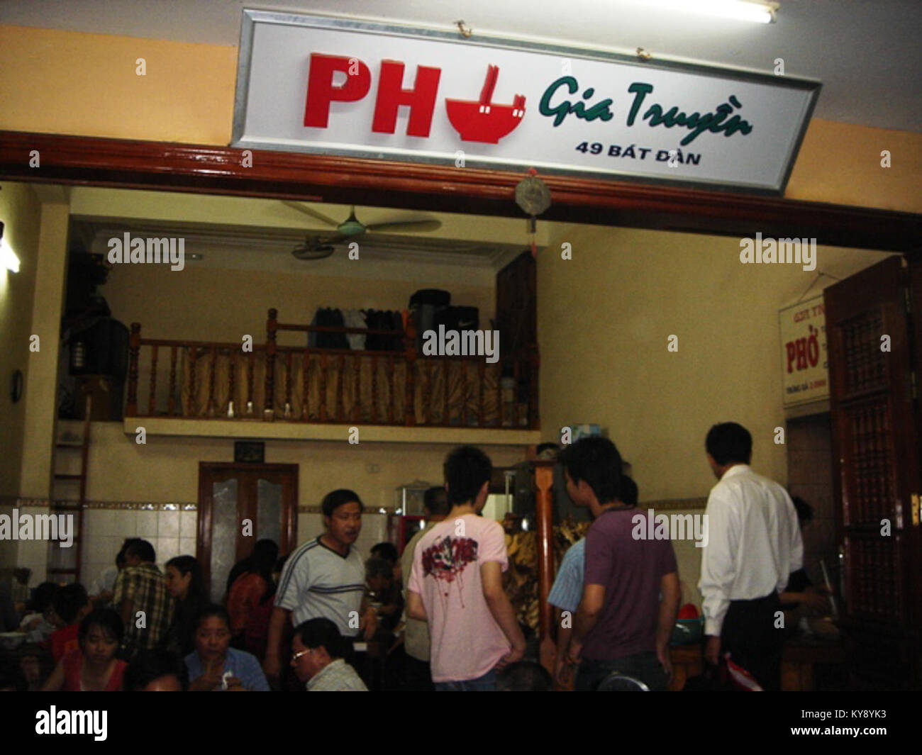 Questo documento storico delinea la medicina tradizionale vietnamita, dettagliando i rimedi popolari, le pratiche di guarigione e gli approcci culturali alla salute e al trattamento. Foto Stock