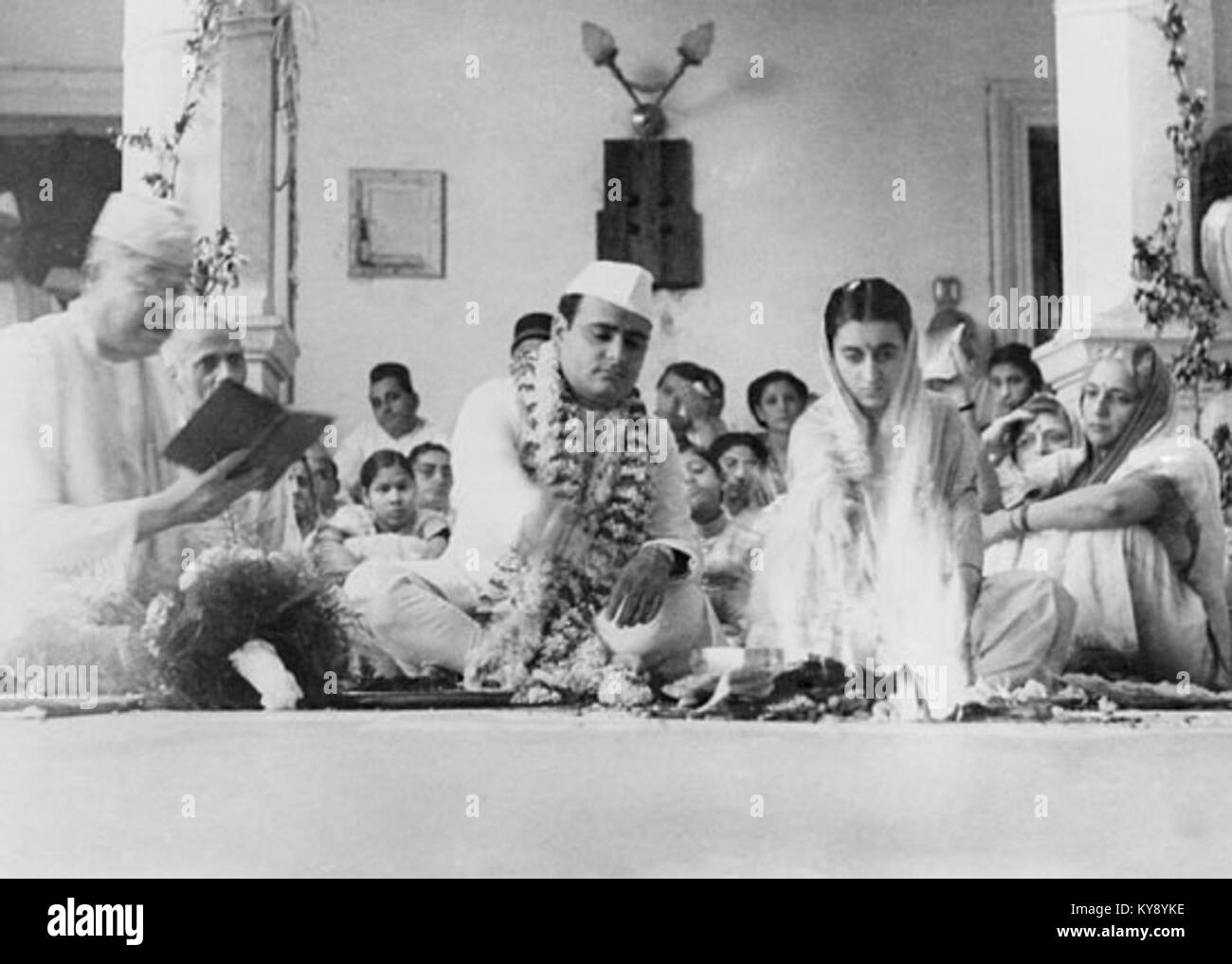 Fotografia che cattura il matrimonio di Feroze Gandhi e Indira Gandhi il 26 marzo 1942, ad Anand Bhawan, Allahabad, un evento importante nella storia politica indiana. Foto Stock