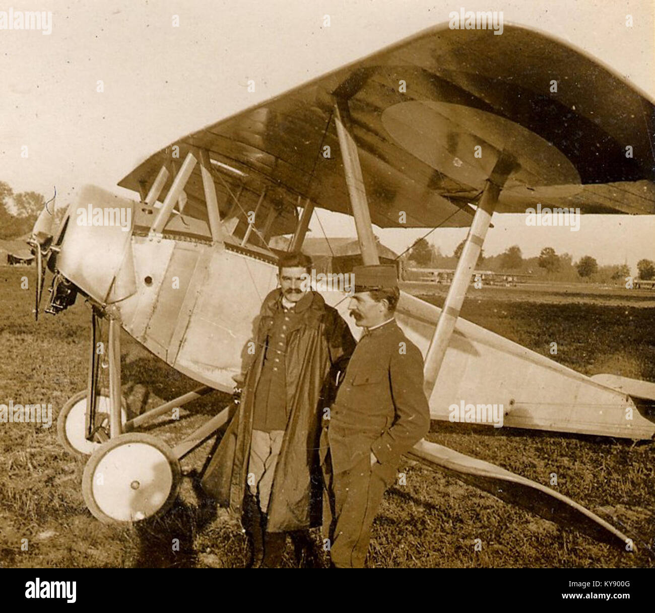 Questa immagine mostra il sergente M. Colombe di Escadrille N.23 durante la prima guerra mondiale. La fotografia fa parte della collezione Berthel, che documenta i contributi degli aviatori francesi durante la guerra. Foto Stock