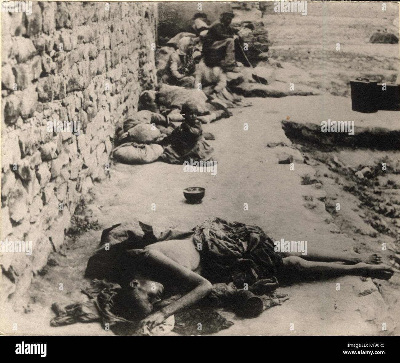 Questa fotografia mostra i bambini affamati per le strade della Repubblica Armena, catturando le difficoltà e le condizioni terribili che molti hanno dovuto affrontare durante i periodi difficili della storia del paese. Foto Stock