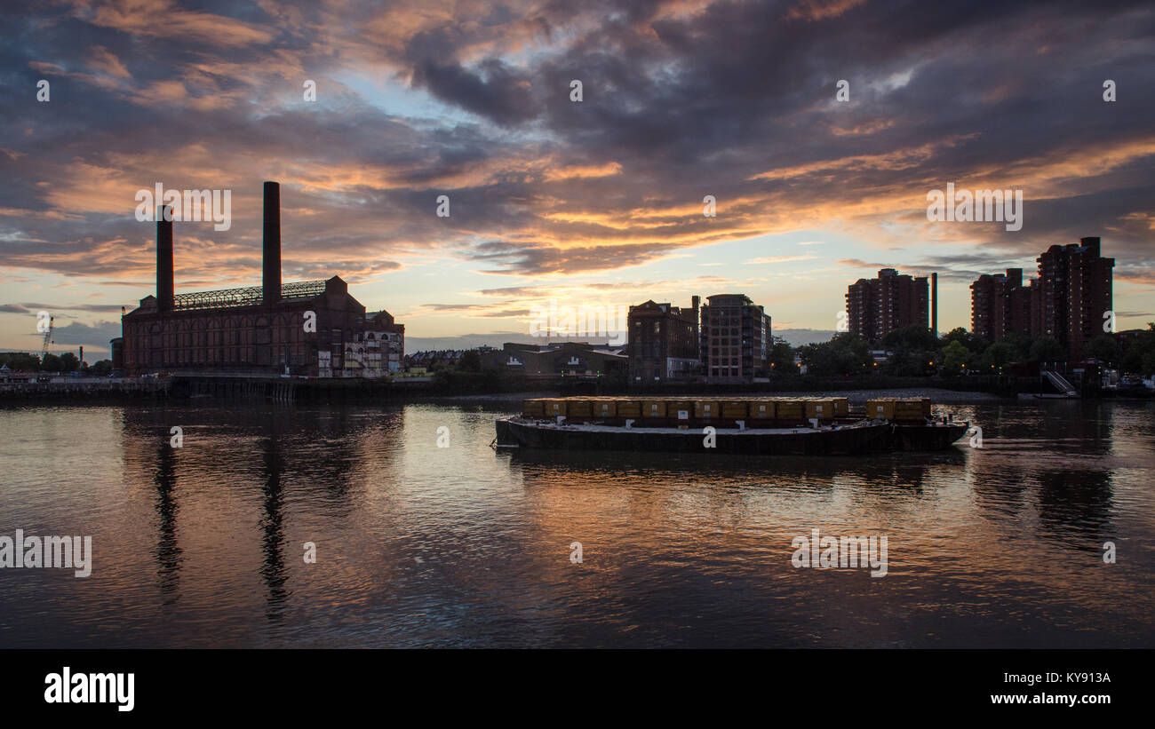 London, England, Regno Unito - 12 agosto 2014: i camini di partite su strada della stazione di alimentazione e i mondi del consiglio di fine estate si stagliano contro il tramonto ov Foto Stock