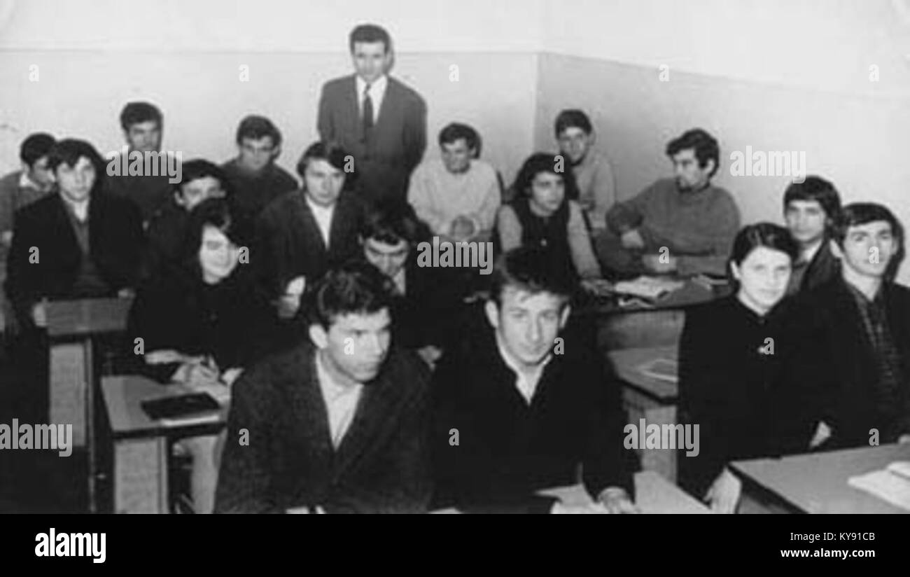 Questo titolo si riferisce alla prima generazione di studenti del Mathematical Gymnasium di Belgrado, una scuola superiore specializzata in matematica e scienze educative in Serbia. Mette in evidenza la storia accademica dell'istituto e il suo impatto sull'educazione degli studenti nel campo della matematica. Foto Stock