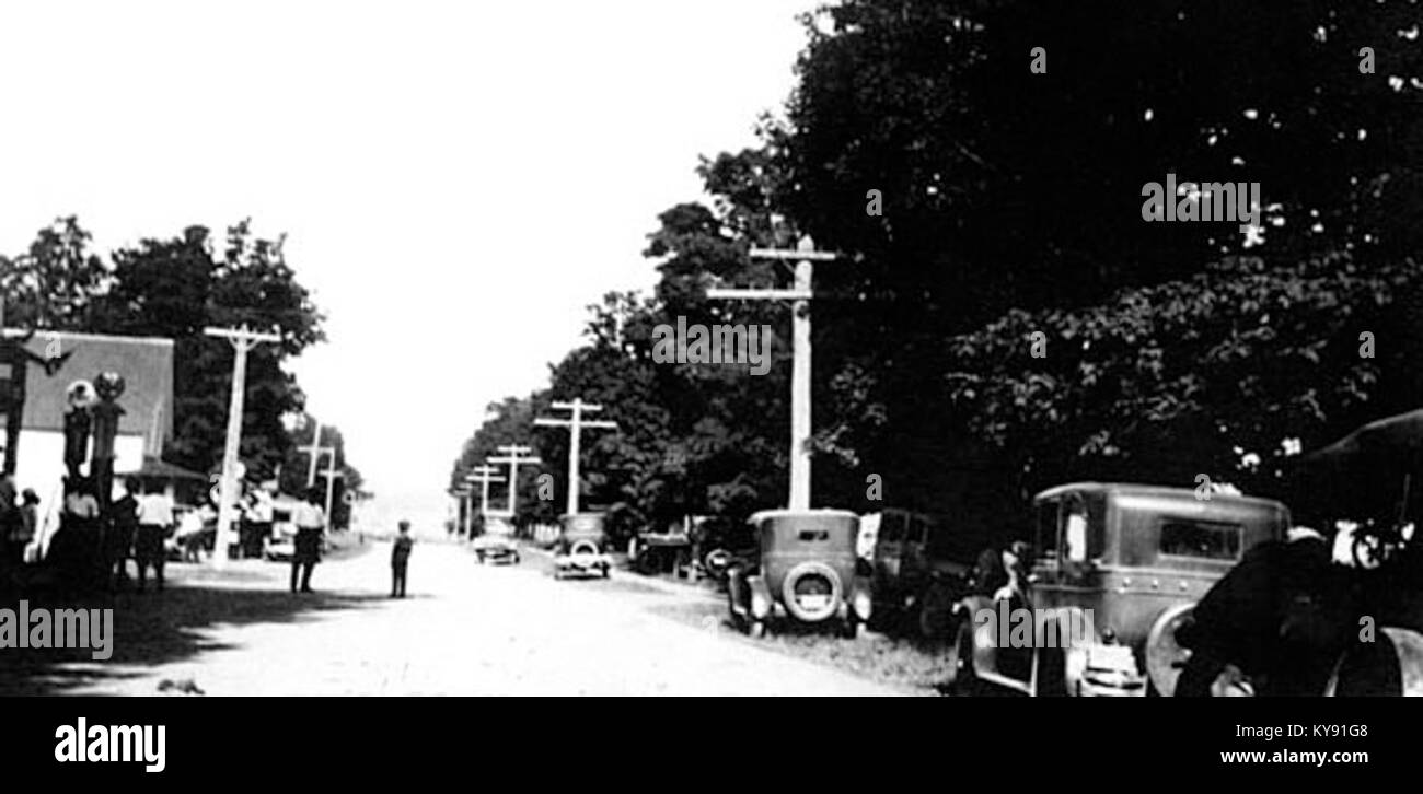 Una fotografia che raffigura una scena di strada a Meductic, Canada, scattata nel 1920, che mostra edifici, strade, e infrastrutture urbane del periodo. Foto Stock
