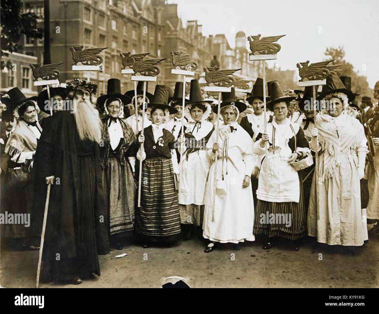 Una fotografia del 1911 che mostra le suffragette gallesi che partecipano alla processione dell'incoronazione femminile nel Regno Unito, evidenziando l'attivismo dei diritti delle donne all'inizio del XX secolo e la manifestazione pubblica. Foto Stock