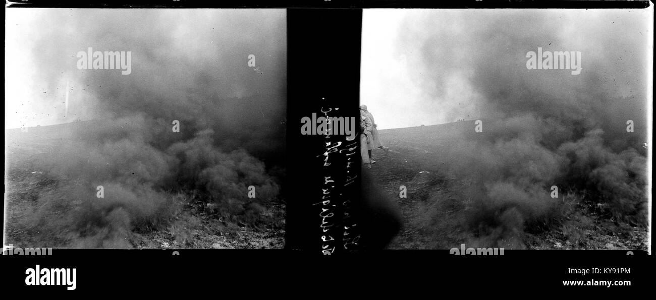 Una fotografia della prima guerra mondiale di Suippes, in Francia, datata 16 aprile 1916, che mostra l'uso di getti liquidi fiammeggianti durante il combattimento. L'immagine documenta la prima guerra del lanciafiamme. Foto Stock