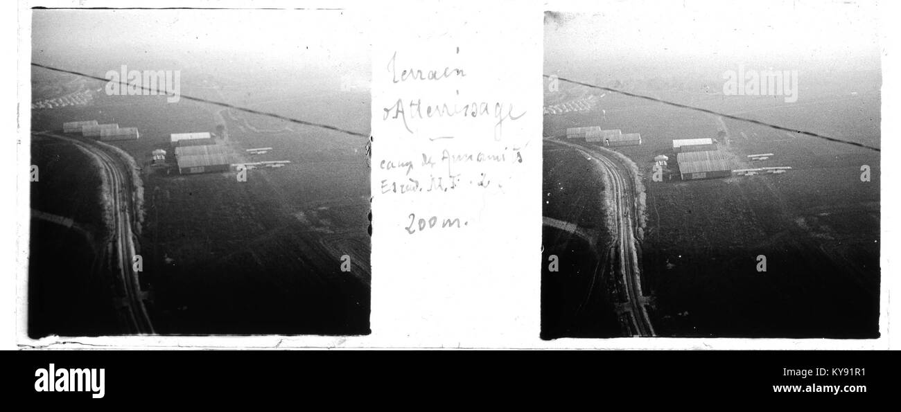 Fotografia di un terreno di atterraggio a Camp des Annamites, che mostra aerei, terreno e caratteristiche dell'accampamento militare. Foto Stock