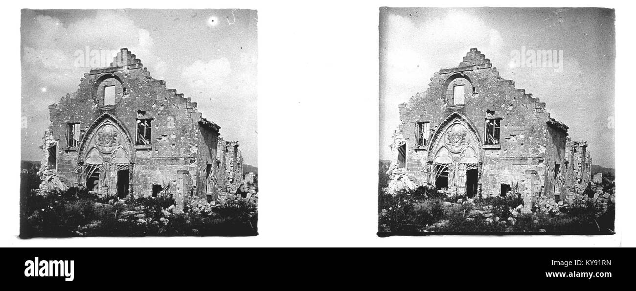 Una fotografia che mostra le rovine della chiesa di San Paolo a Soissons, in Francia, raffigurante i danni di guerra e i resti architettonici della prima guerra mondiale Foto Stock