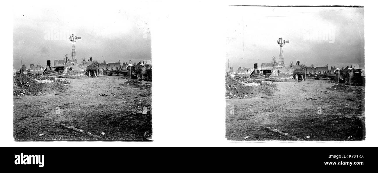 Questa fotografia della collezione Berthel cattura la Ferme des Wacques a Souain, in Francia, raffigurando l'architettura e l'ambiente rurale della fattoria, riflettendo la vita rurale francese. Foto Stock