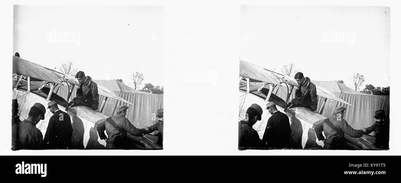 Fotografia del sergente Aviatore M. Colombe dello Squadrone N23 che atterra a somme-Vesle durante la prima guerra mondiale, che mostra le prime operazioni di aviazione militare e aerei. Foto Stock