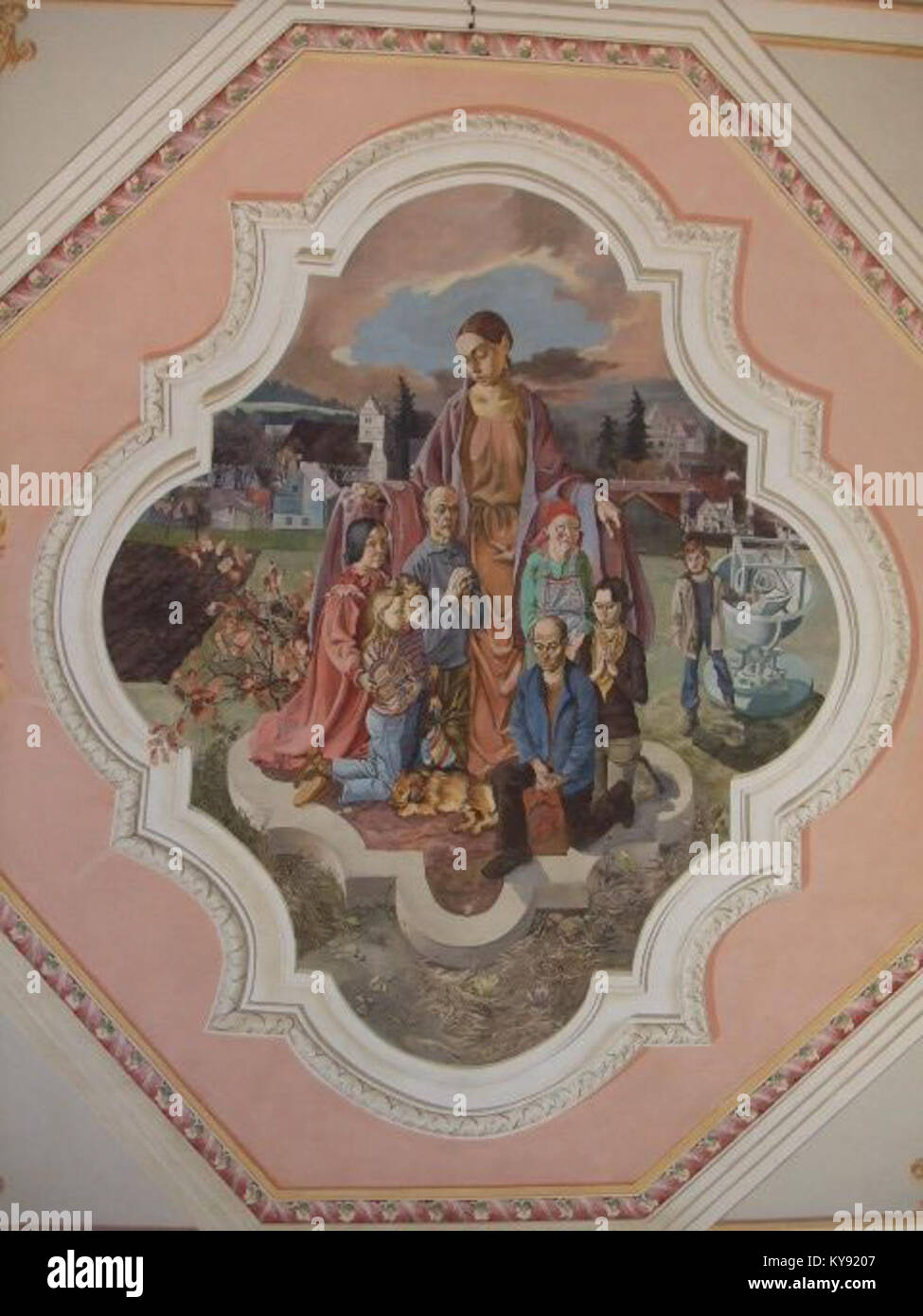 Un dipinto a soffitto nella chiesa parrocchiale di Mittelbiberach raffigurante la Madonna del mantello protettivo, che illustra l'iconografia religiosa e lo stile artistico barocco. Foto Stock