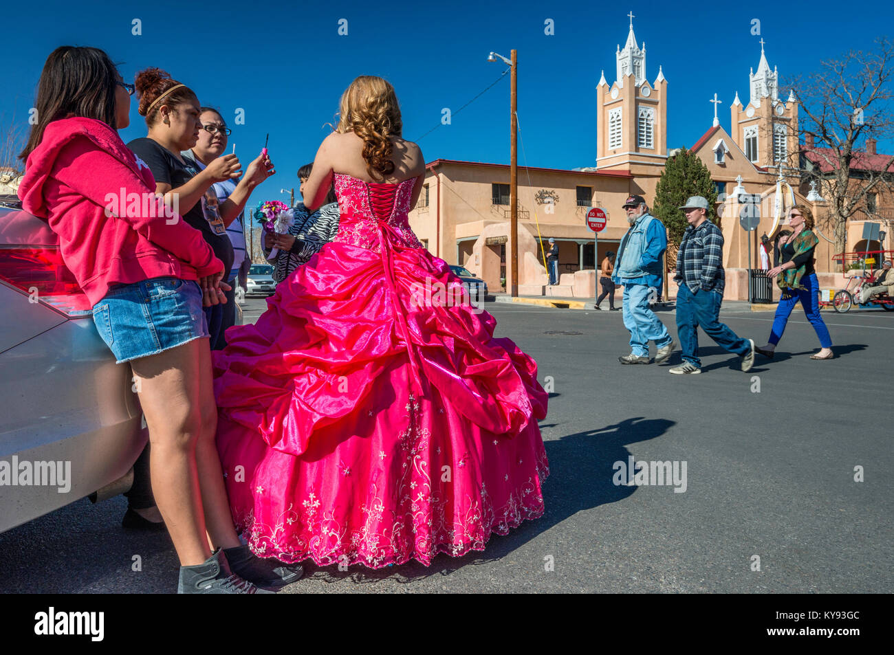 Giovane donna indossa gabbia crinolina gonna, preparando a svolgere a Old Town Plaza di San Felipe de Neri chiesa in background, Albuquerque, Nuovo Messico USA Foto Stock