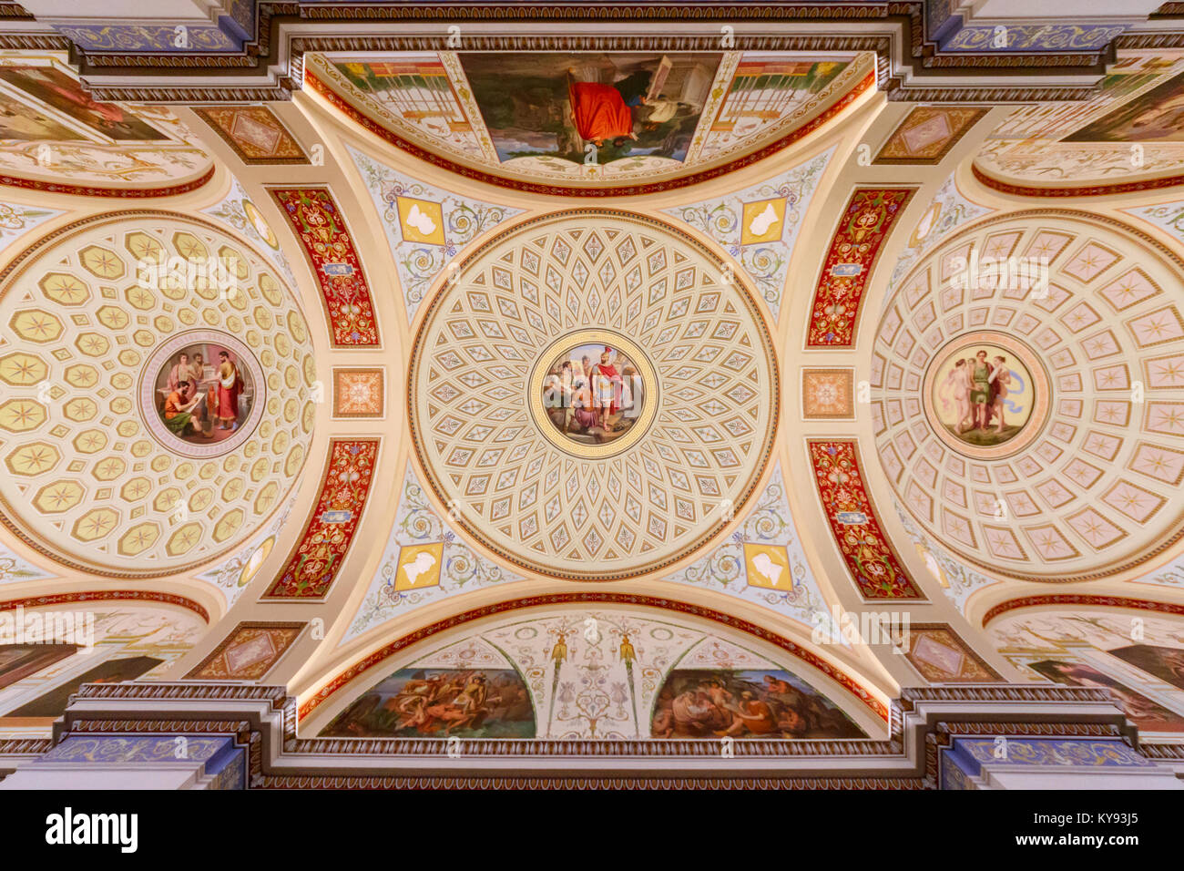 Uno dei splendidamente decorate soffitti a cupola del Museo Statale Ermitage Palazzo d'inverno interiore. San Pietroburgo, Russia. Foto Stock
