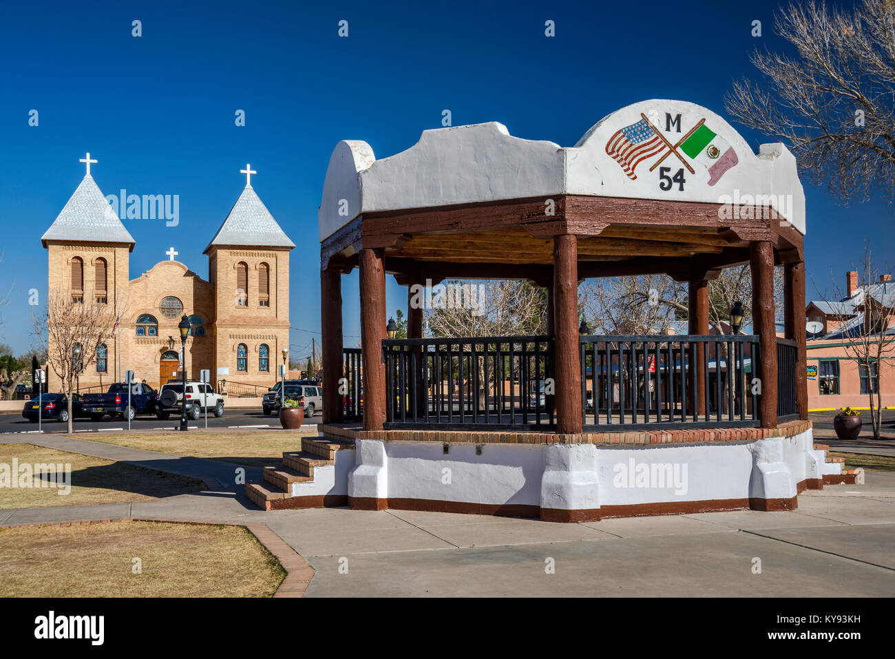 Bandstand, Basilica di San Albino in distanza a Mesilla Plaza nella città di Mesilla vicino a Las Cruces, Nuovo Messico, STATI UNITI D'AMERICA Foto Stock
