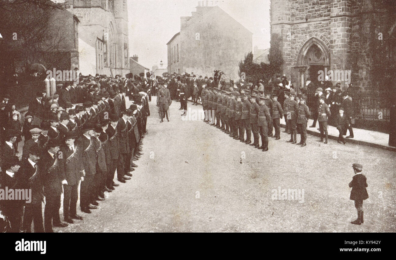 Regolare le truppe britanniche, sale riunioni Ulster volontari, dopo il servizio alla chiesa episcopale, Omagh, circa 1913-14 Foto Stock