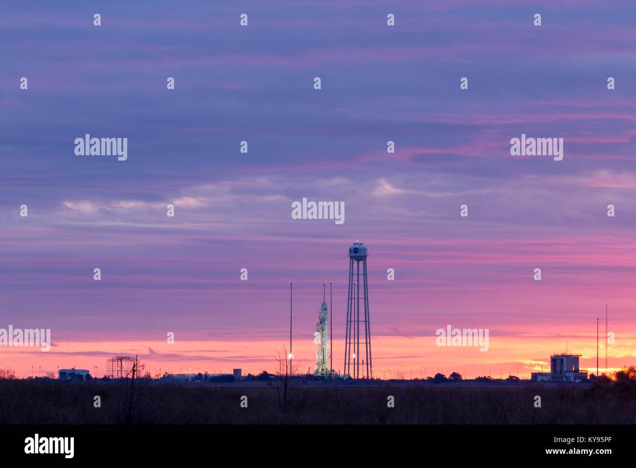 Sunrise over Orbital ATK della Antares di veicoli di lancio, sulla rampa di lancio 0 al Wallops Spaceport, mentre si prepara a lanciare per la stazione spaziale Foto Stock