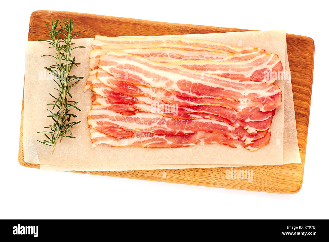 Bacon disposti sulla tavola di legno su bianco Foto Stock