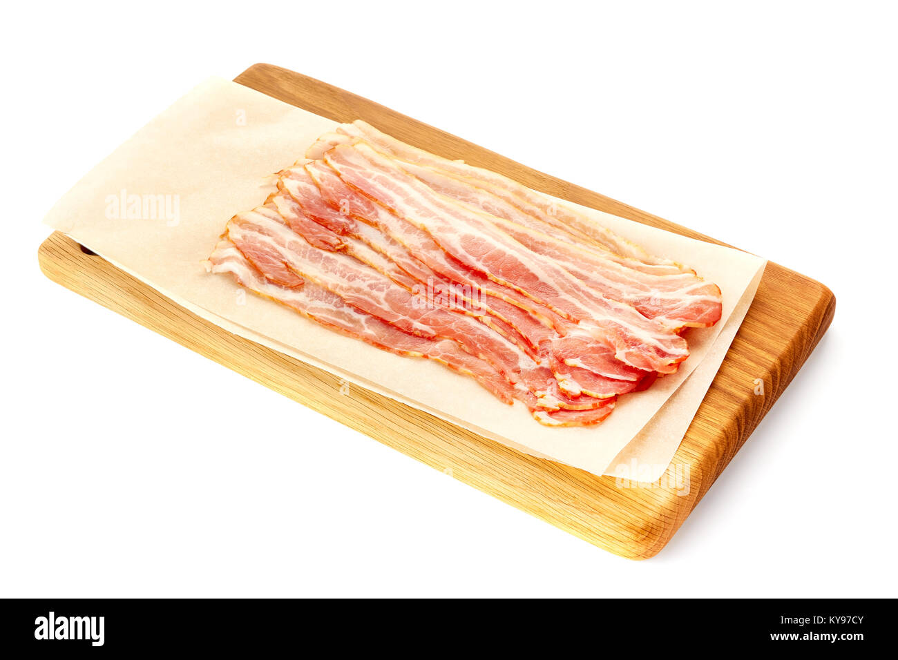 Bacon disposti sulla tavola di legno su bianco Foto Stock