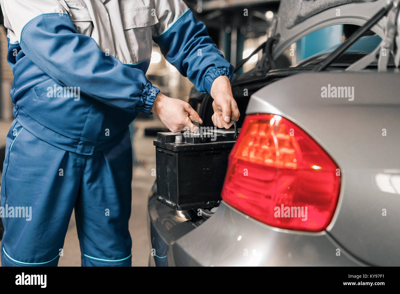 Ingegnere del motore è la sostituzione batteria auto auto perché la batteria  è scarica. concetto di manutenzione dell'auto Foto stock - Alamy