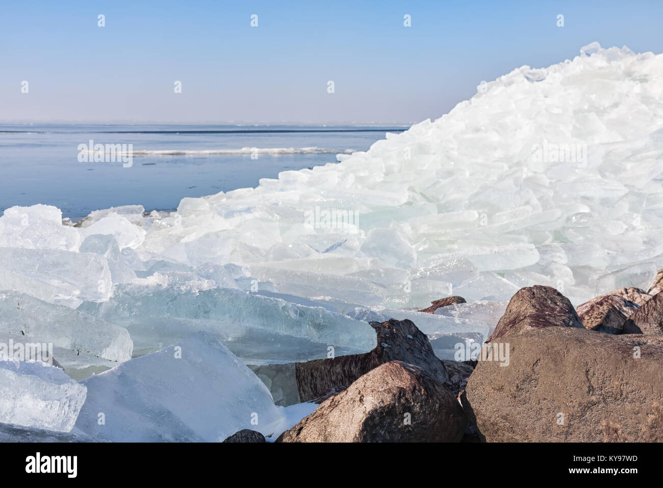 Dutch lago ghiacciato coperto con la pila di ice floes Foto Stock