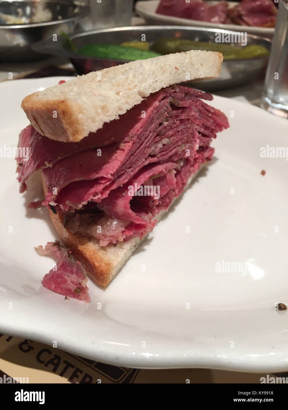 Grandi sale sandwich di manzo servita a New York il 2° Ave Deli Foto Stock