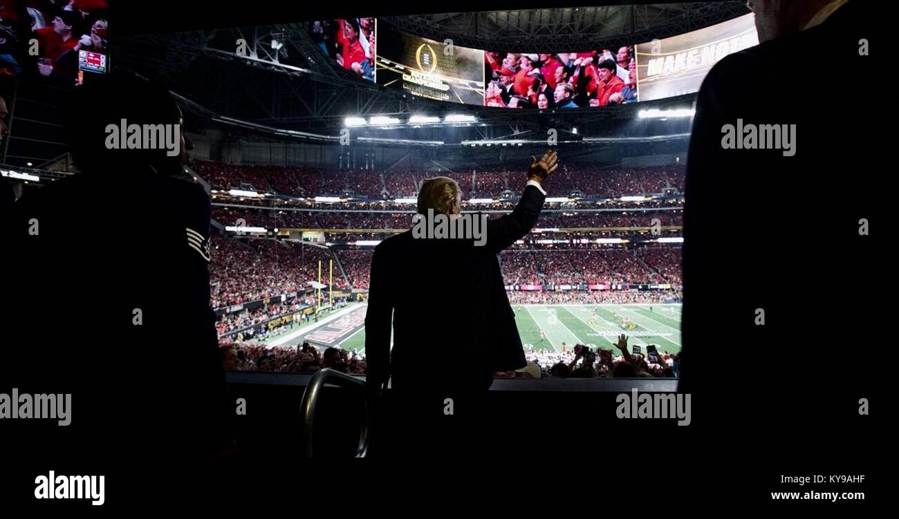 Stati Uniti Presidente Donald Trump onde dal suo box sedile durante il NCAA College Football Playoff campionato nazionale tra la University of Alabama Crimson Tide e l'Università di Georgia Bulldogs Gennaio 8, 2018 in Atlanta, Georgia. Foto Stock