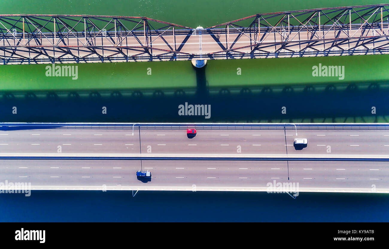 Vista dall'alto in basso sui ponti dell'autostrada M1 a Sydney a Newcastle oltre il Fiume Hawkesbury su una soleggiata giornata estiva. Possente fiume australiano fluisce nel pacifi Foto Stock