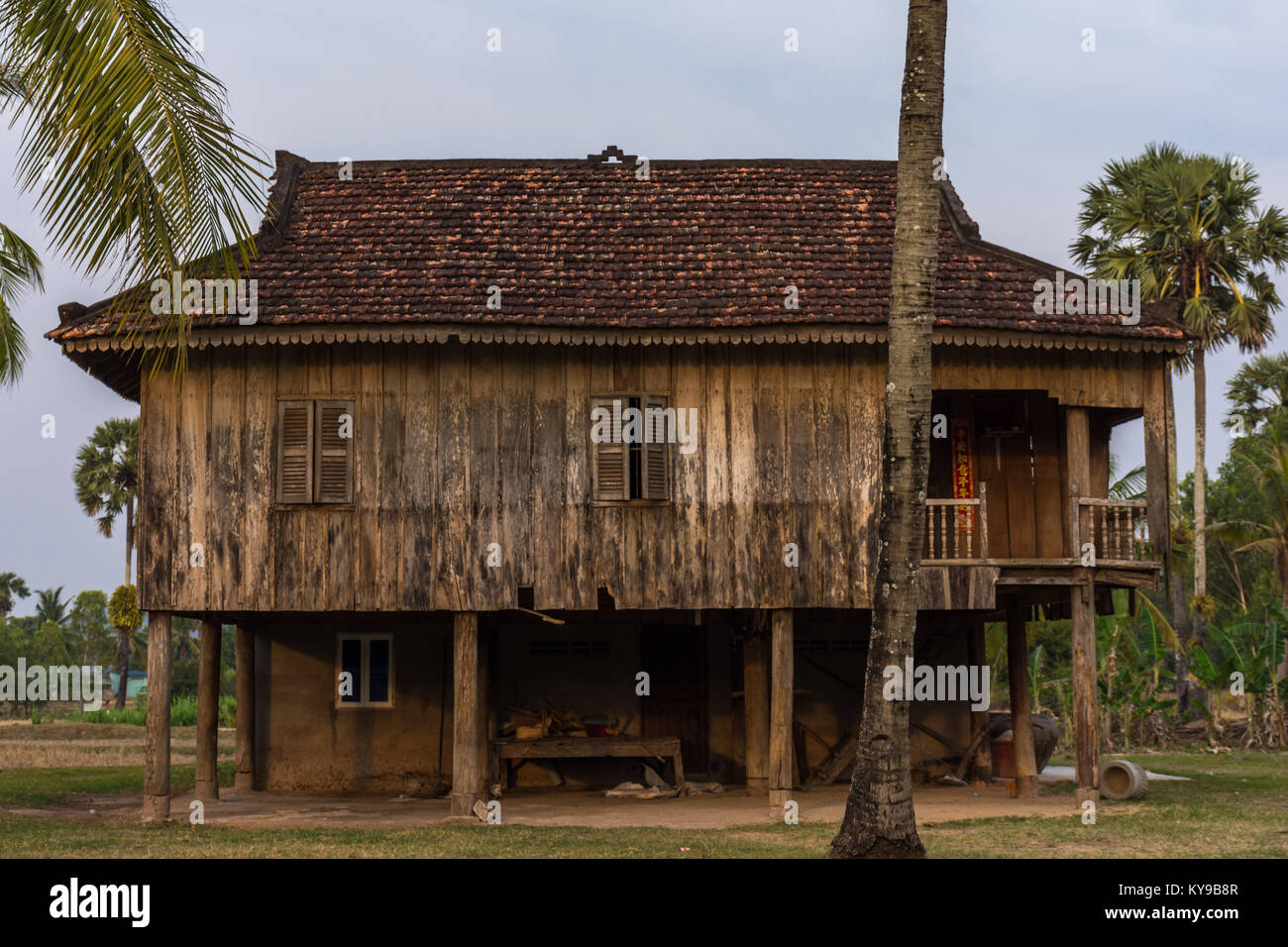 Bella tradizionali in legno famiglia cambogiano casa su palafitte. Foto Stock