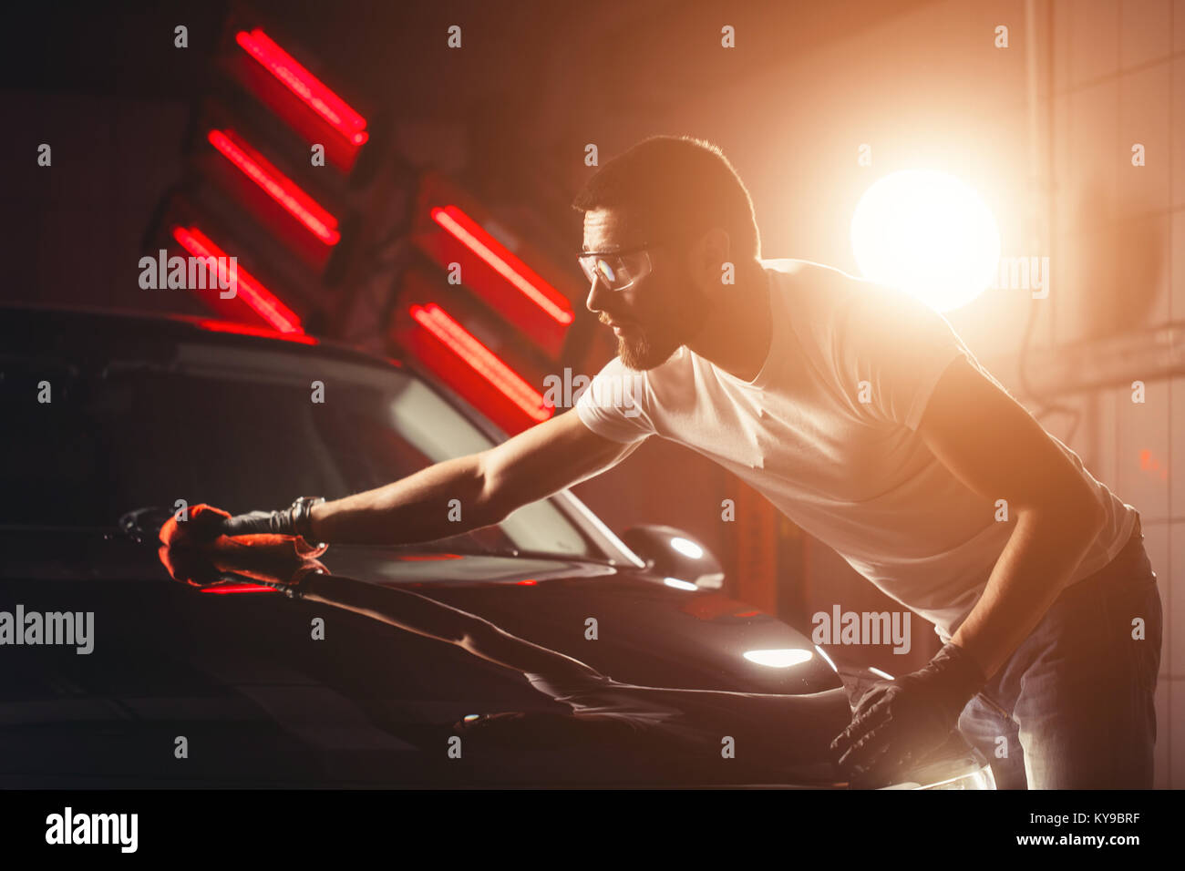 Uomo Macchina di pulizia con un panno in microfibra, auto che dettaglia o concetto valeting Foto Stock