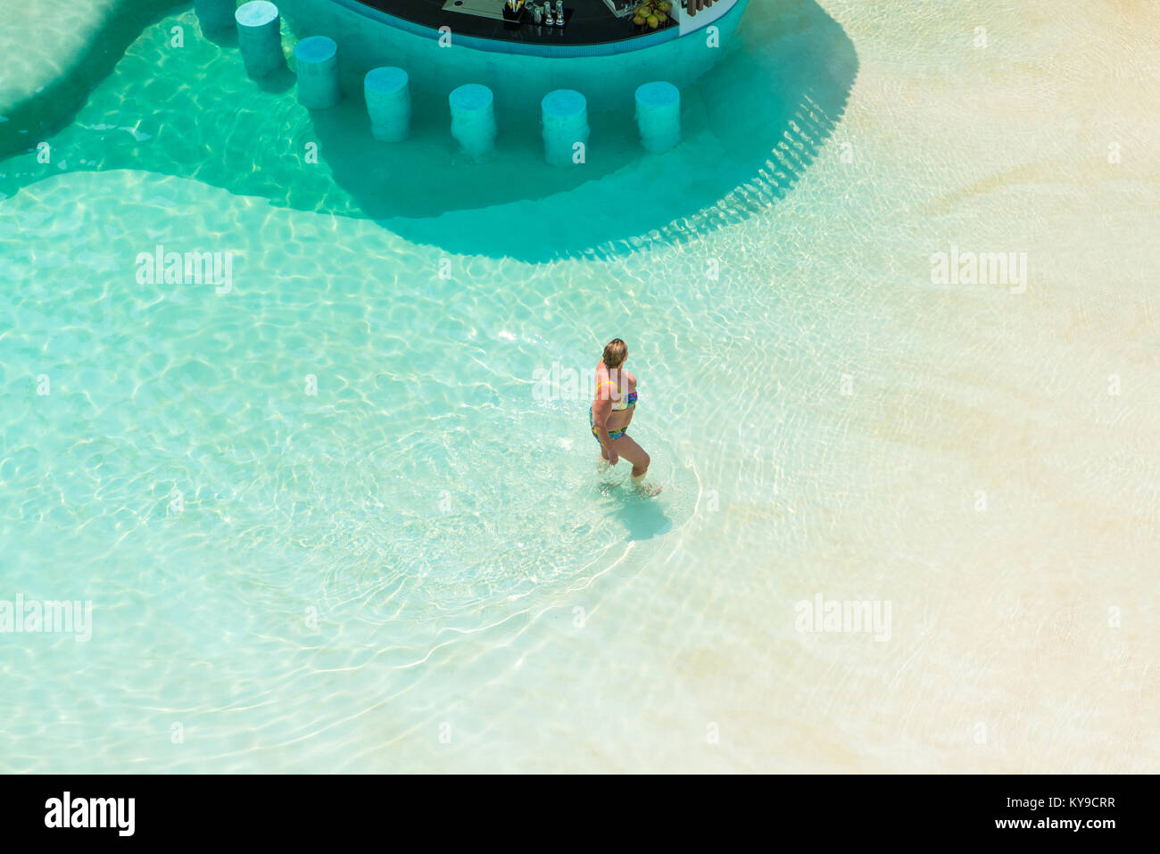 PATTAYA, Tailandia - 20 Aprile 2016: persone relax nella grande piscina blu. Vacanze estive a Centra Maris Resort Jomtien. Si tratta di un lussuoso hotel di grande Foto Stock