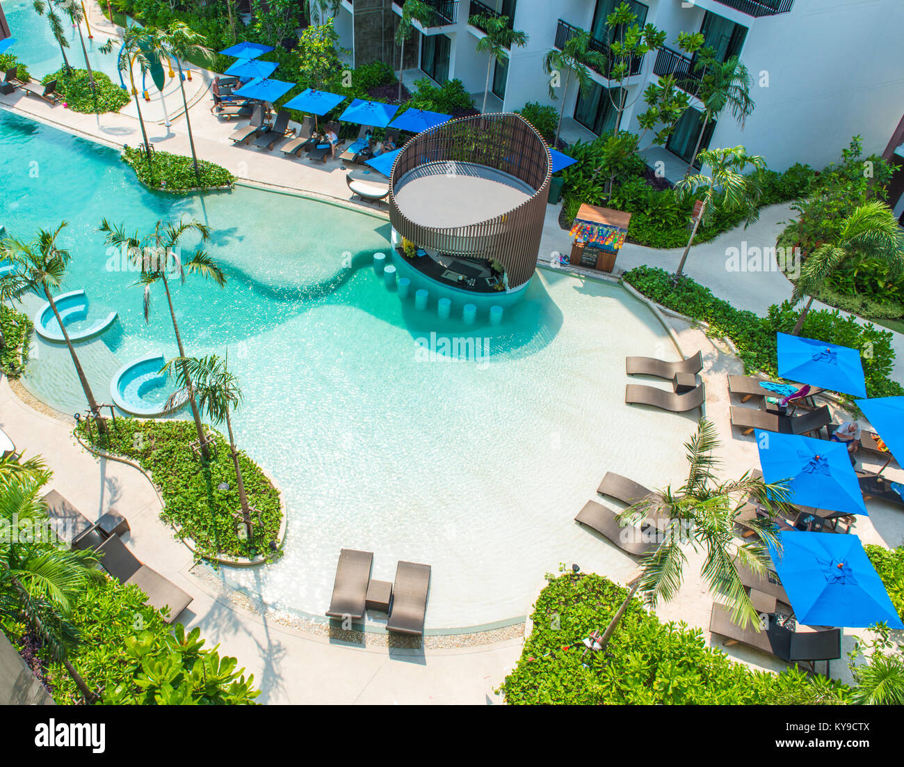 PATTAYA, Tailandia - 20 Aprile 2016: rilassante nella grande piscina blu. Vacanze estive a Centra Maris Resort Jomtien. Si tratta di un lussuoso hotel di grande swimmin Foto Stock