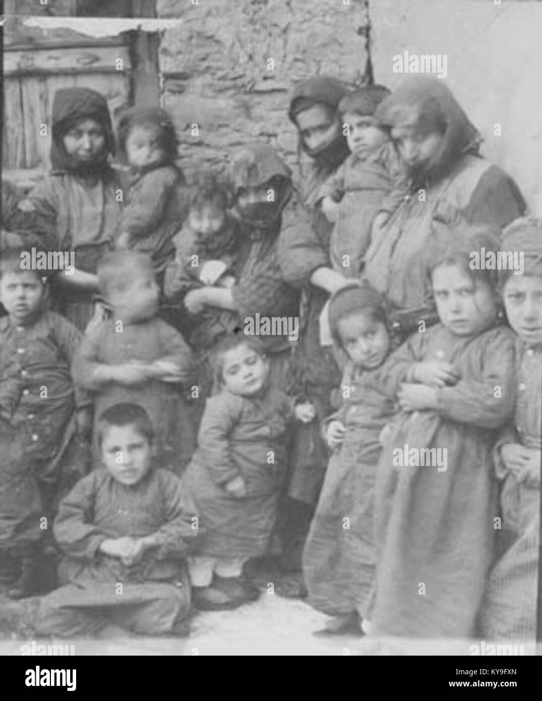La fotografia mostra dieci bambini armeni, evidenziando aspetti della vita quotidiana e dell'identità culturale dei primi anni del XX secolo. Foto Stock