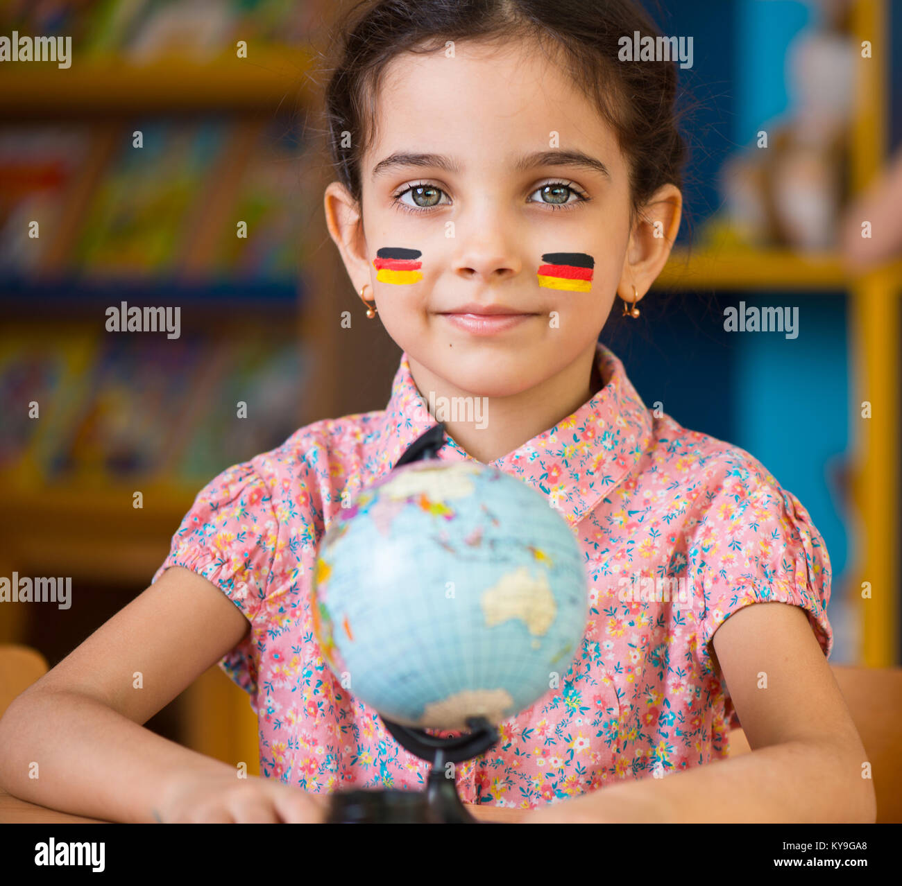 Carina ragazza ispanica imparare la geografia con globo Foto Stock