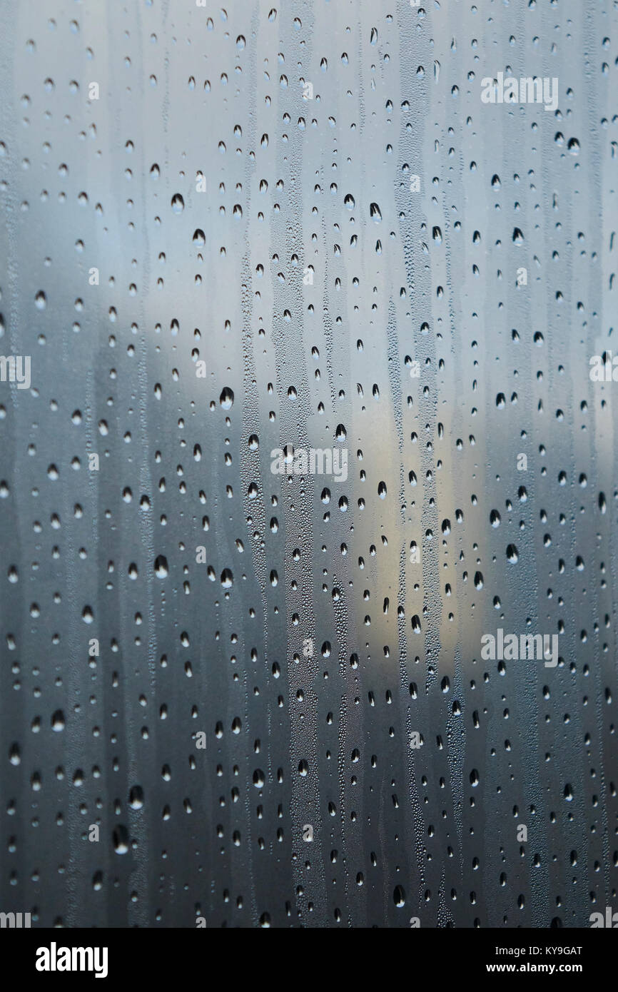 Gocce di pioggia su una finestra, la messa a fuoco su oggetti in primo piano Foto Stock