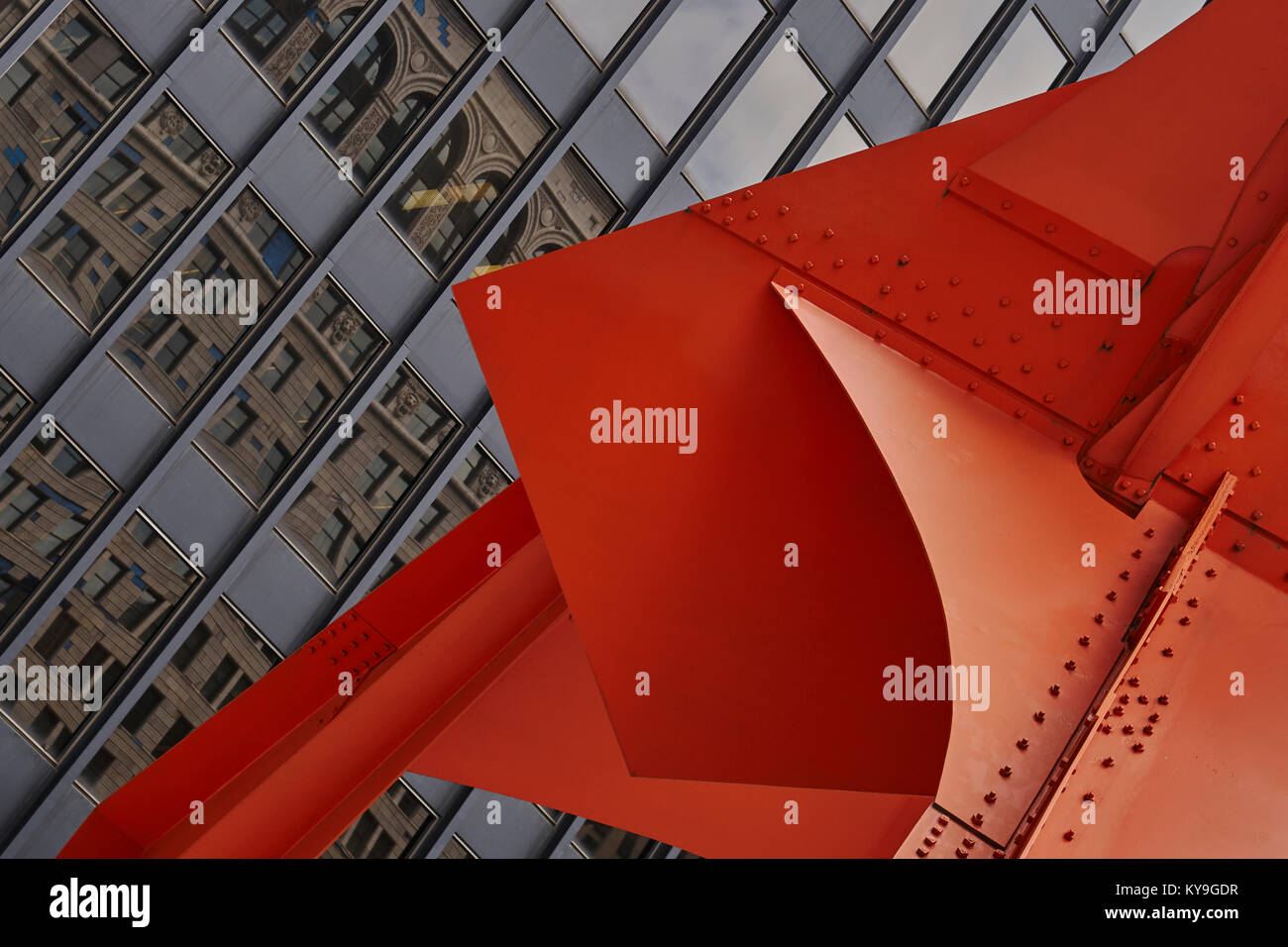 Concentrarsi sui dettagli di Calder il Flamingo con architettura moderna e tradizionale in background Foto Stock