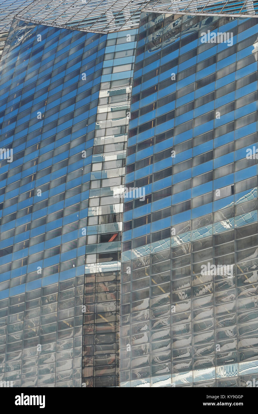 Modelli di ripetizione e di riflessioni sul vetro blu parete esterna Foto Stock