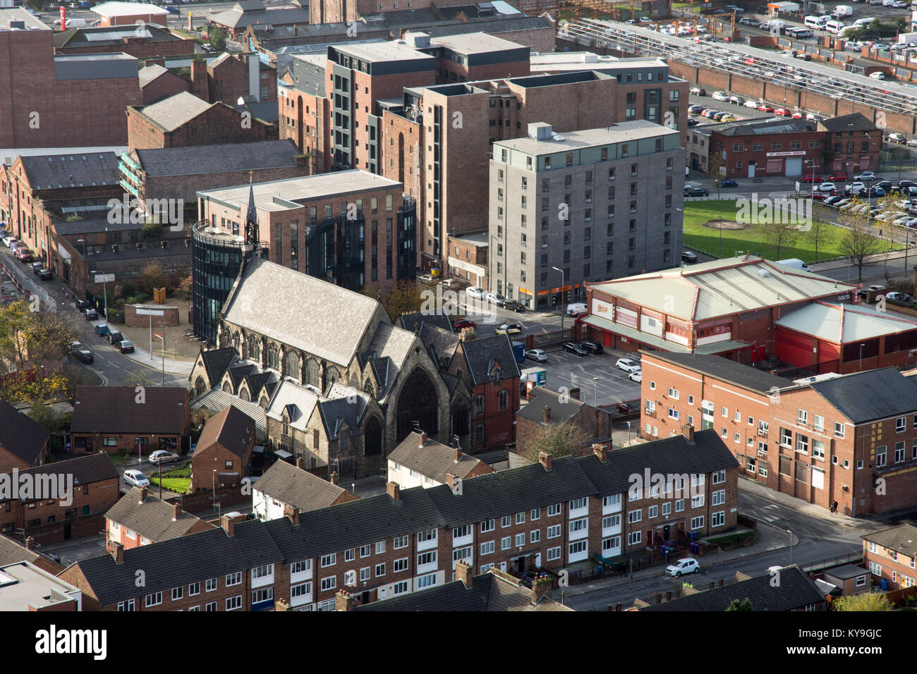 Liverpool, in Inghilterra, Regno Unito - 9 Novembre 2017: St Vincent la chiesa si erge tra metà del XX secolo i blocchi di appartamenti e moderni edifici di appartamenti in Foto Stock