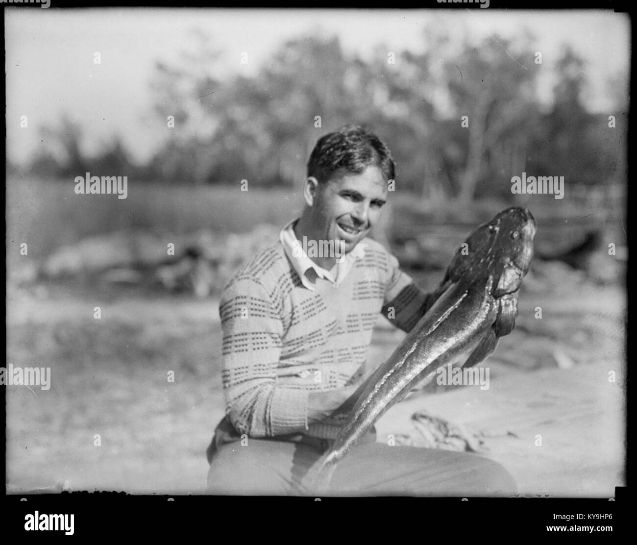 L'uomo visualizzando il suo fermo di pesca al lago Conjola dal Powerhouse Museum Foto Stock