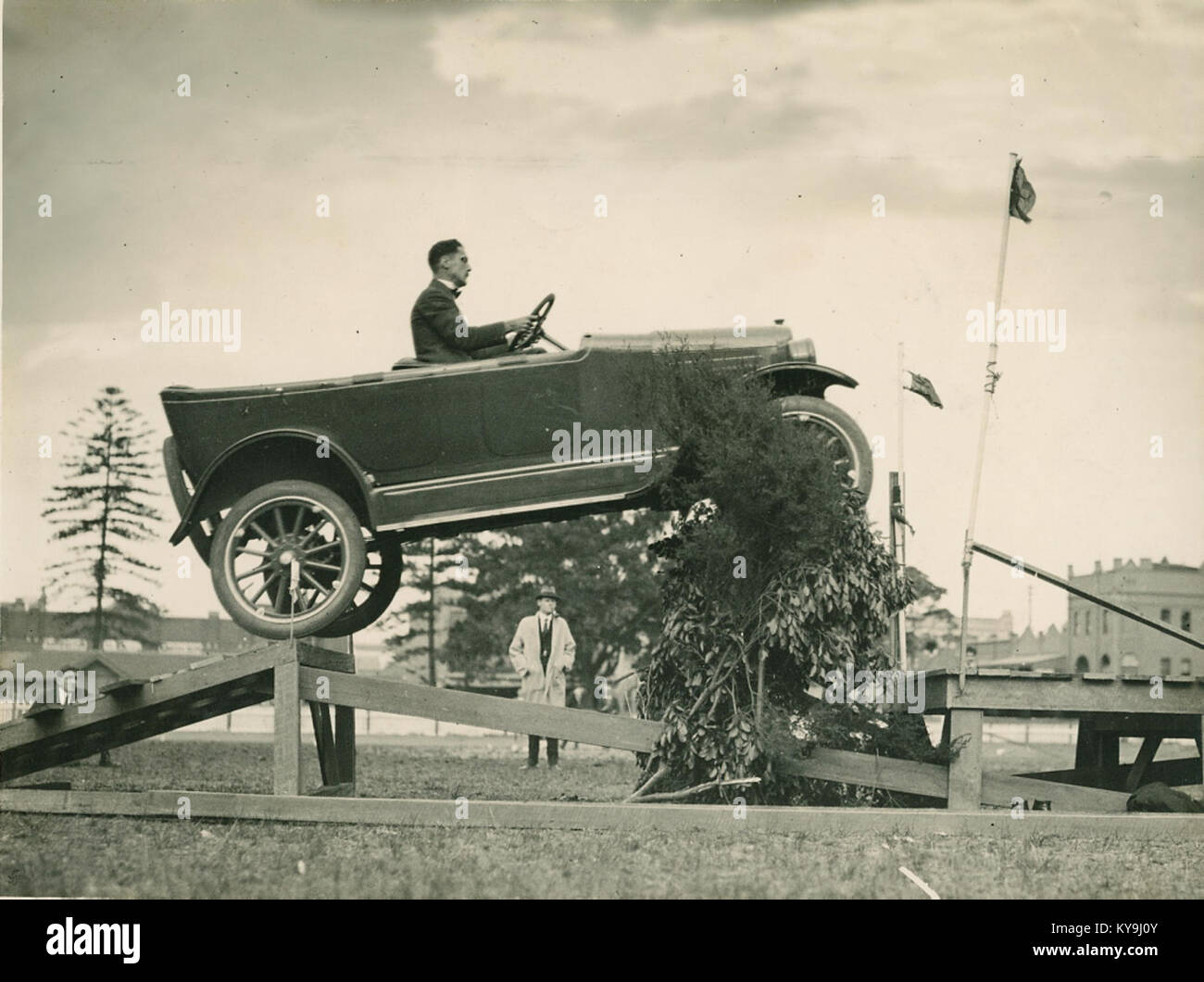 Overland car jumping un "ponte caduti' in una promozionali stunt, 1920 - 1929 (4361746102) Foto Stock