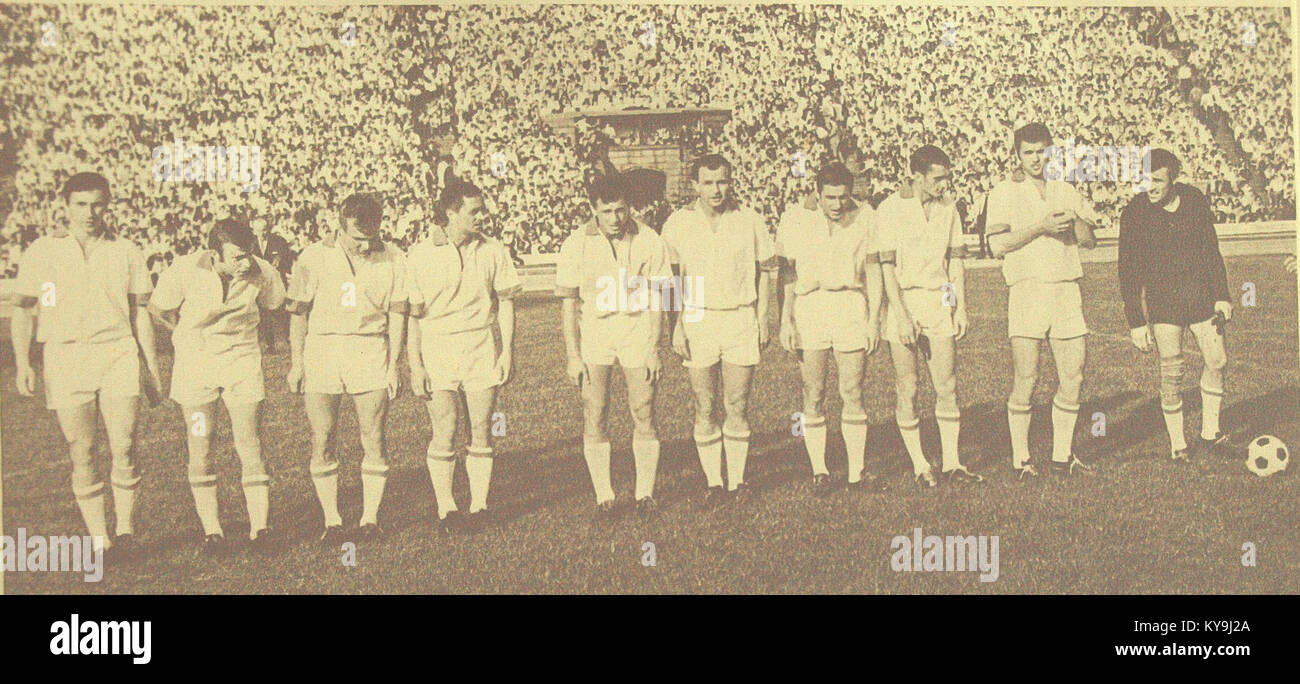 La fotografia del 1968 della squadra di calcio del Ruch Chorzów riflette i suoi notevoli successi nella storia del calcio polacco. L'immagine mostra il significato storico della squadra nella cultura sportiva della Polonia. Foto Stock